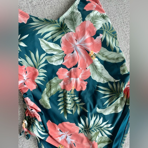 One piece swimsuit 🩱 - Picture 2 of 5